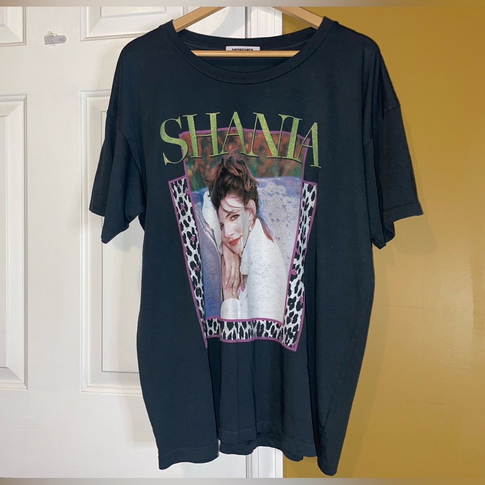 DAYDREAMER SHANIA Portrait Graphic Tee